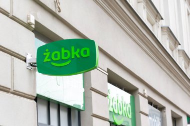 Krakow, Polonya - 17 Haziran 2022 - Krakow 'da Zabka zincir mağazası