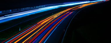 Gece arabaların ışıkları. uzun pozlama