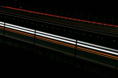 Gece arabaların ışıkları. uzun pozlama