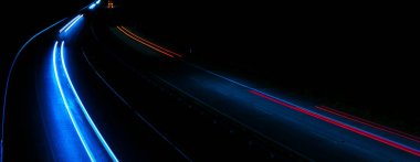 Gece arabaların ışıkları. uzun pozlama