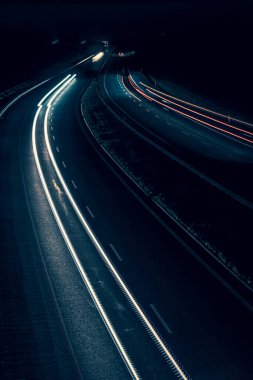 Gece arabaların ışıkları. uzun pozlama