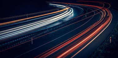 Gece arabaların ışıkları. uzun pozlama