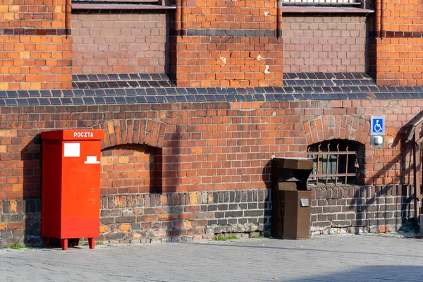 Κόκκινο Γραμματοκιβώτιο Έναν Κόκκινο Τοίχο Από Τούβλα — Φωτογραφία Αρχείου