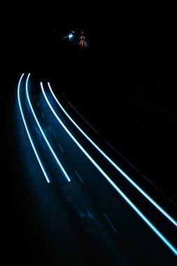 Gece arabaların ışıkları. uzun pozlama