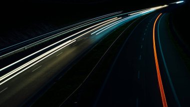 Gece arabaların ışıkları. uzun pozlama