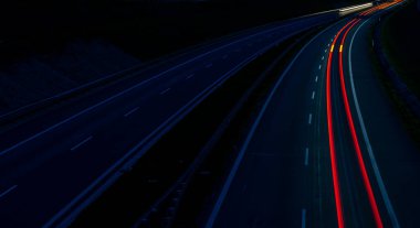 Gece arabaların ışıkları. uzun pozlama