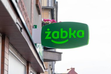 Sroda Wielkopolska, Polonya - 25 Haziran 2022 - Sroda Wielkopolska 'daki zabka mağazasının logosu