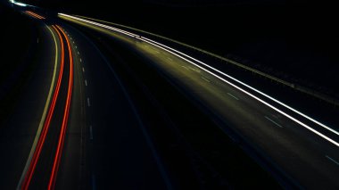 Gece arabaların ışıkları. uzun pozlama