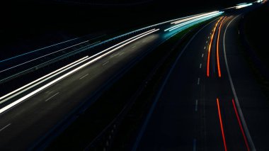 Gece arabaların ışıkları. uzun pozlama