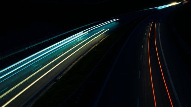 Gece arabaların ışıkları. uzun pozlama