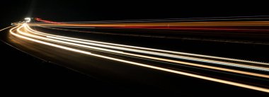 Gece arabaların ışıkları. uzun pozlama