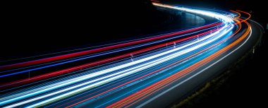 Gece arabaların ışıkları. uzun pozlama