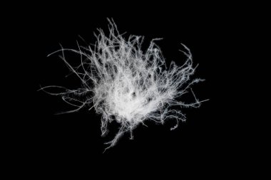 Siyah arka planda beyaz kaz tüyü