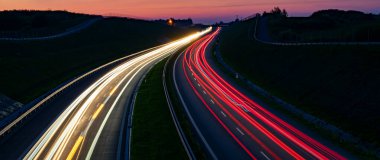 Gece arabaların ışıkları. uzun pozlama