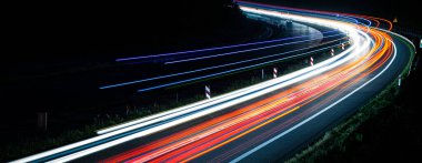 Gece arabaların ışıkları. uzun pozlama