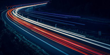 Gece arabaların ışıkları. uzun pozlama