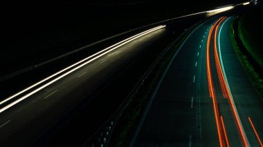 Gece arabaların ışıkları. uzun pozlama