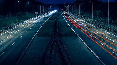 Gece arabaların ışıkları. uzun pozlama