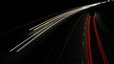 Gece arabaların ışıkları. uzun pozlama