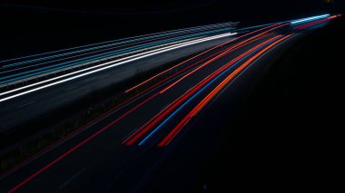 Gece arabaların ışıkları. uzun pozlama