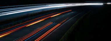 Gece arabaların ışıkları. uzun pozlama