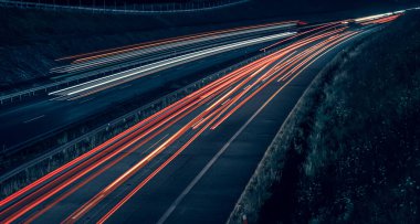 Gece arabaların ışıkları. uzun pozlama