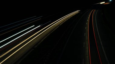 Gece arabaların ışıkları. uzun pozlama