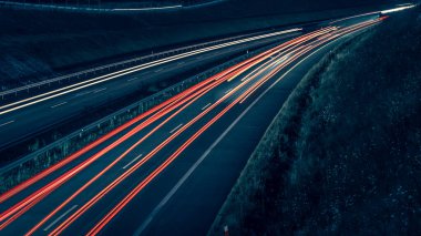 Gece arabaların ışıkları. uzun pozlama