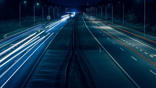 Gece arabaların ışıkları. uzun pozlama