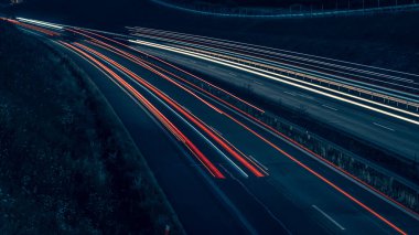 Gece arabaların ışıkları. uzun pozlama