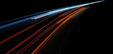 Gece arabaların ışıkları. uzun pozlama
