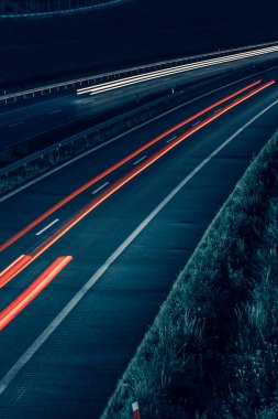 Gece arabaların ışıkları. uzun pozlama