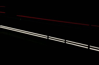 Gece arabaların ışıkları. uzun pozlama