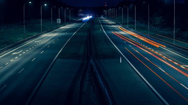 Gece arabaların ışıkları. uzun pozlama