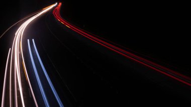 Gece arabaların ışıkları. uzun pozlama