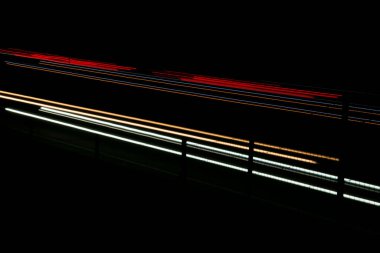 Gece arabaların ışıkları. uzun pozlama