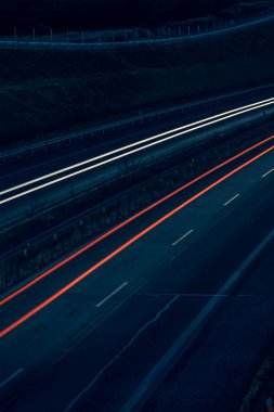 Gece arabaların ışıkları. uzun pozlama