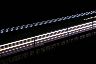 Gece arabaların ışıkları. uzun pozlama