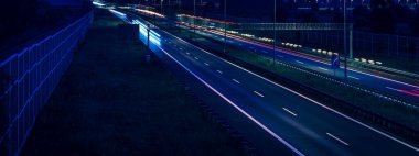 Gece arabaların ışıkları. uzun pozlama