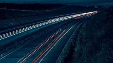 Gece arabaların ışıkları. uzun pozlama