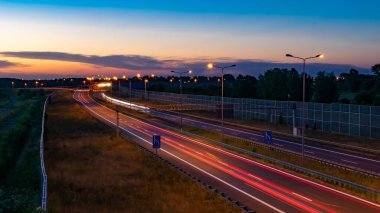 Gece arabaların ışıkları. uzun pozlama