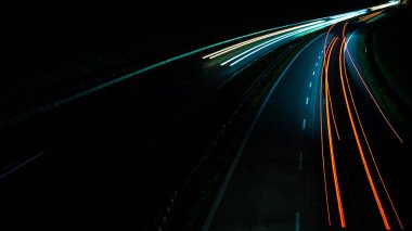 Gece arabaların ışıkları. uzun pozlama