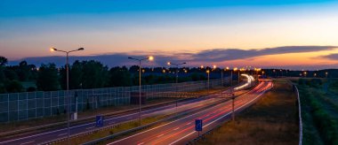 Gece arabaların ışıkları. uzun pozlama