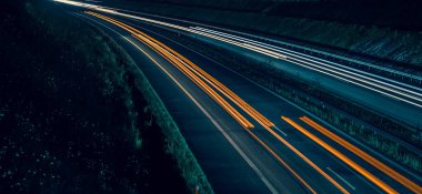 Gece arabaların ışıkları. uzun pozlama