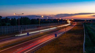 Gece arabaların ışıkları. uzun pozlama
