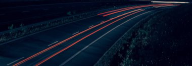 Gece arabaların ışıkları. uzun pozlama