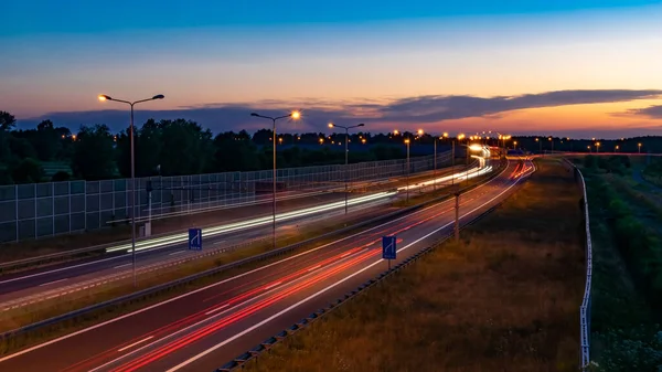 Gece arabaların ışıkları. uzun pozlama