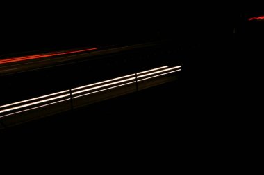 Gece arabaların ışıkları. uzun pozlama