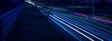 Gece arabaların ışıkları. uzun pozlama