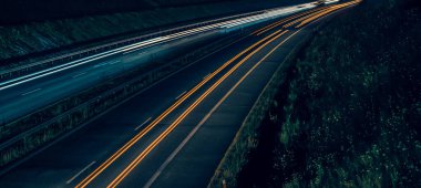 Gece arabaların ışıkları. uzun pozlama